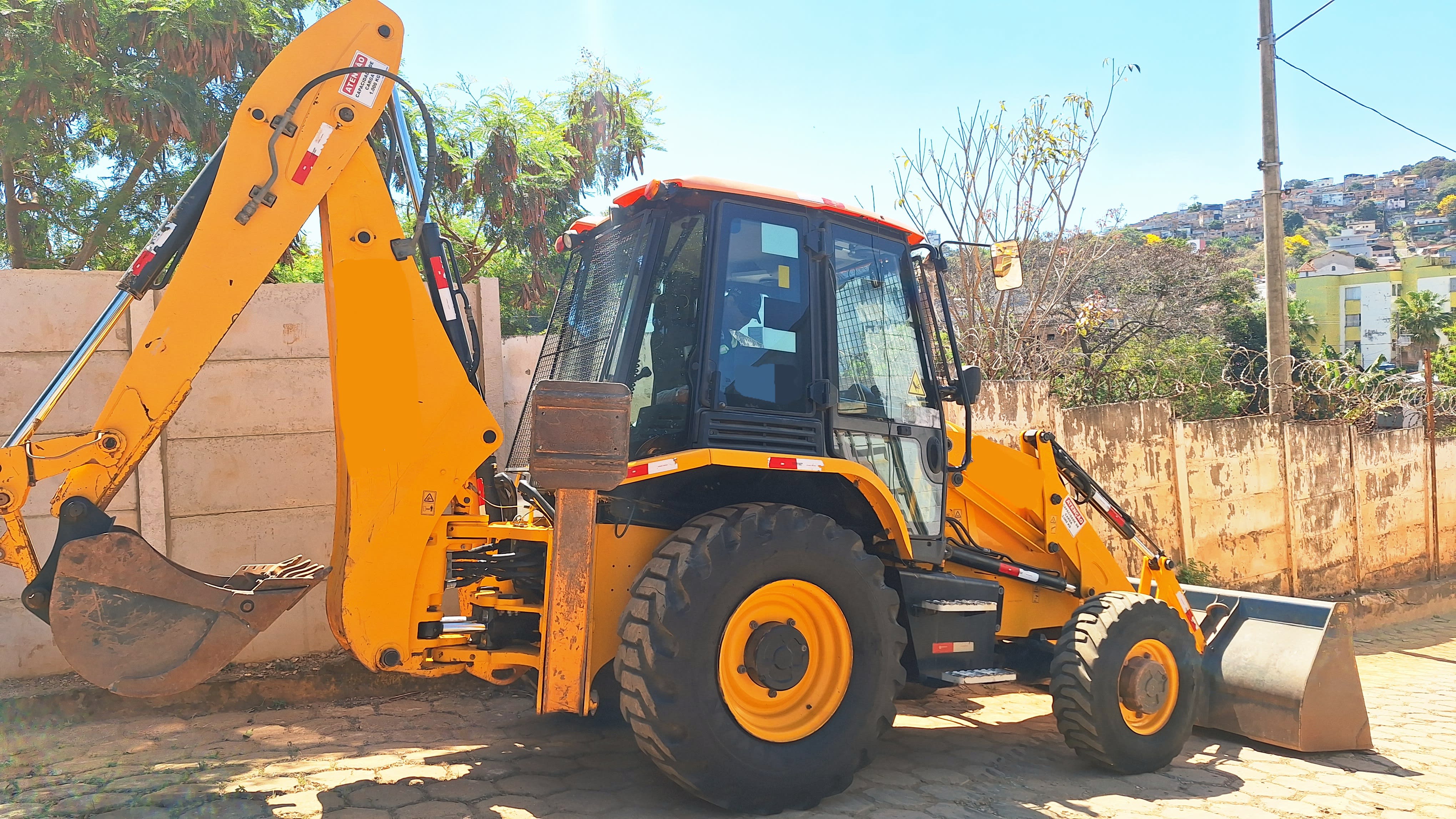 Retroescavadeira JCB 3CX 2021 - foto 1 de 11