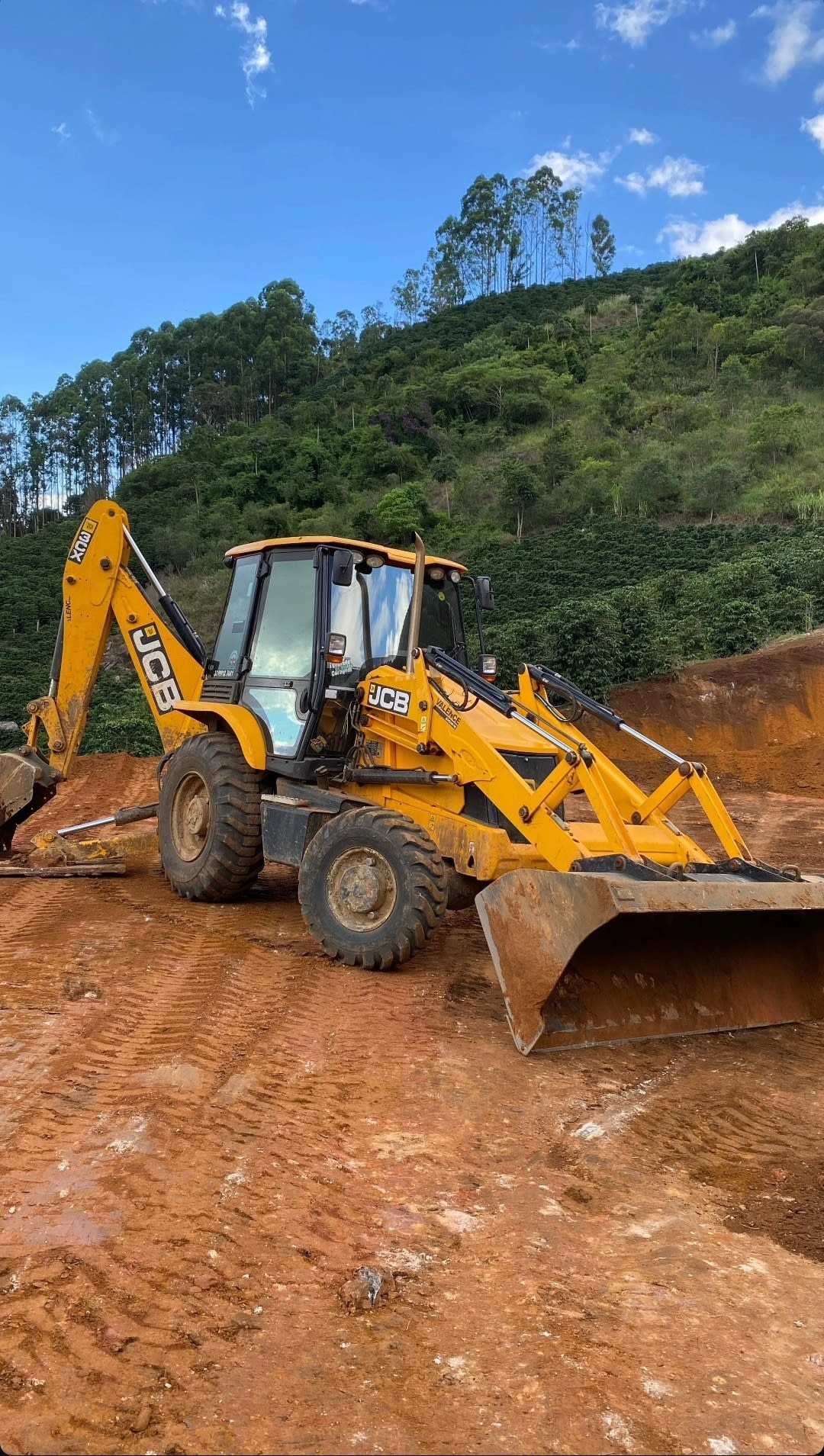Retroescavadeira JCB 3CX 4X4 2023 - foto 1 de 1