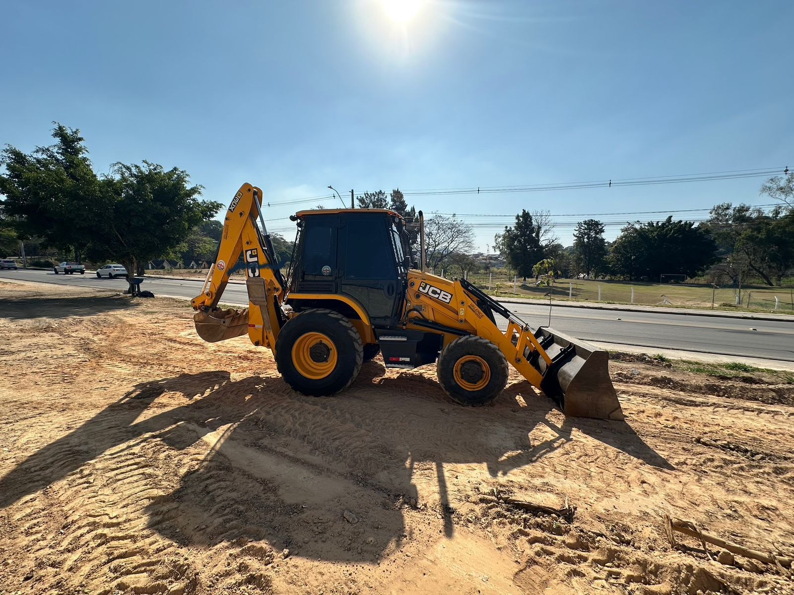 Retroescavadeira JCB 3CX 4X4 2023 - foto 1 de 7