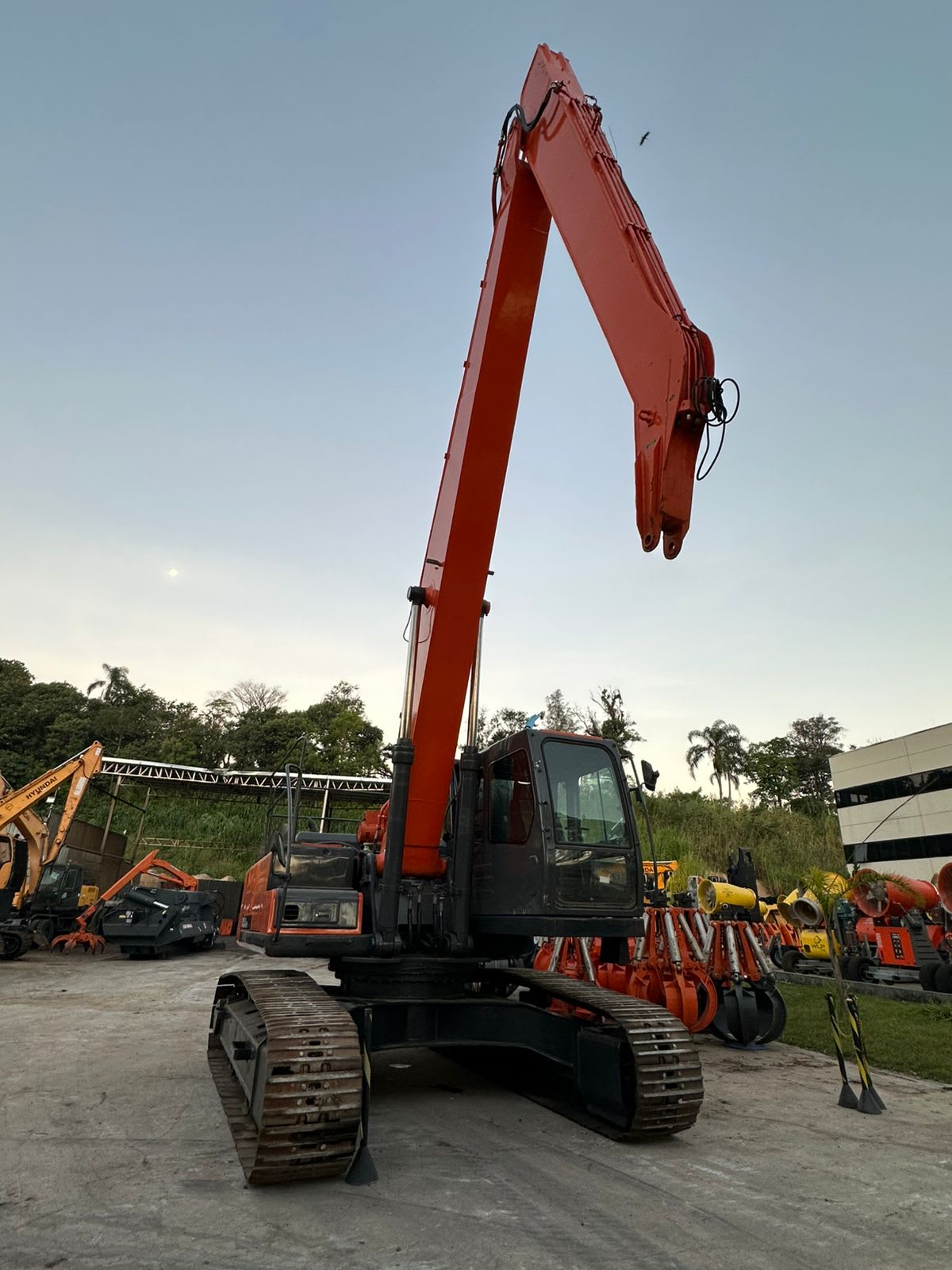 ESCAVADEIRA PARA SUCATAS Hyundai R320LC-7 2009 - foto 1 de 4