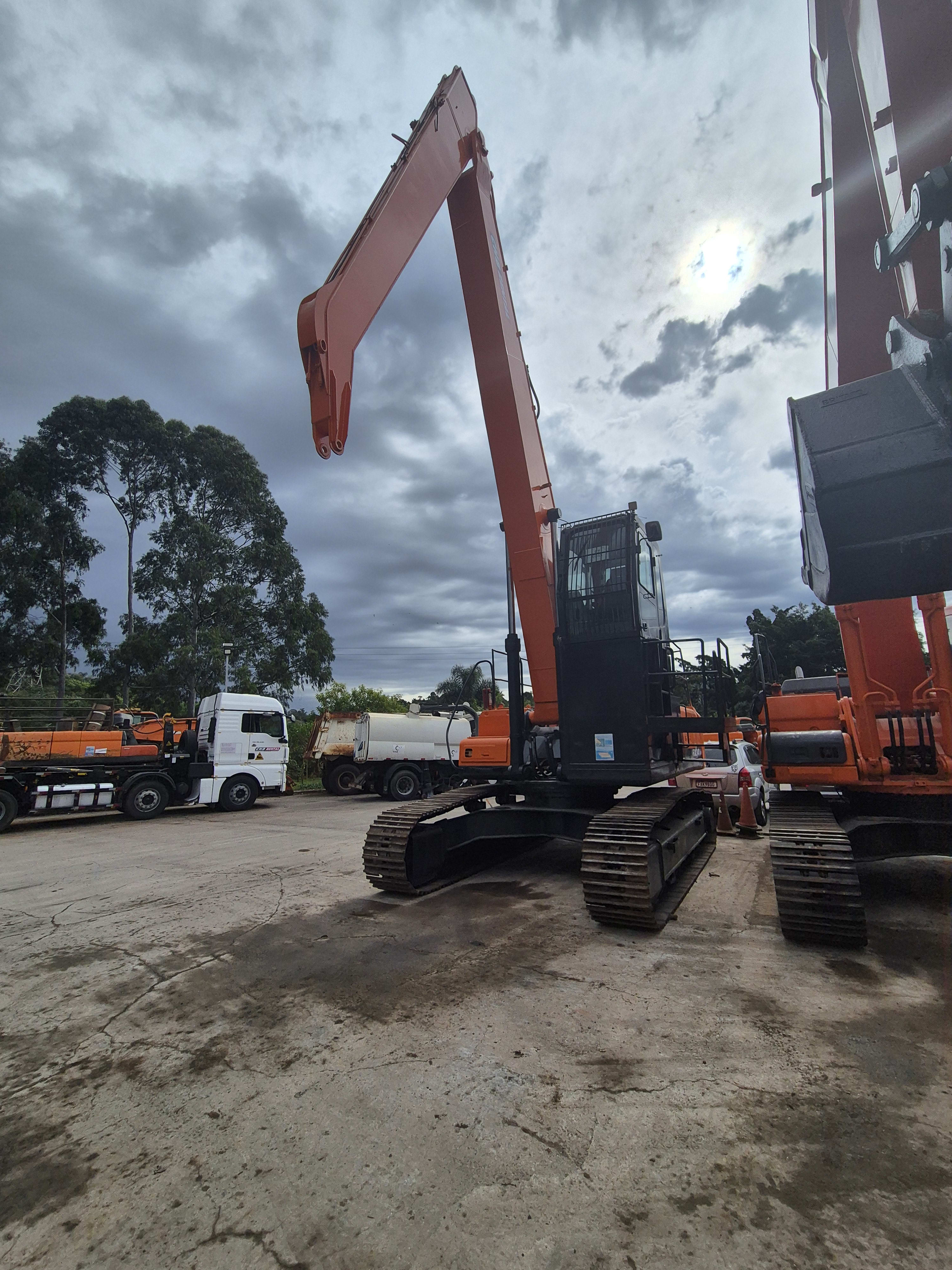 ESCAVADEIRA PARA SUCATAS Hyundai R320LC-7 2009 - foto 1 de 5