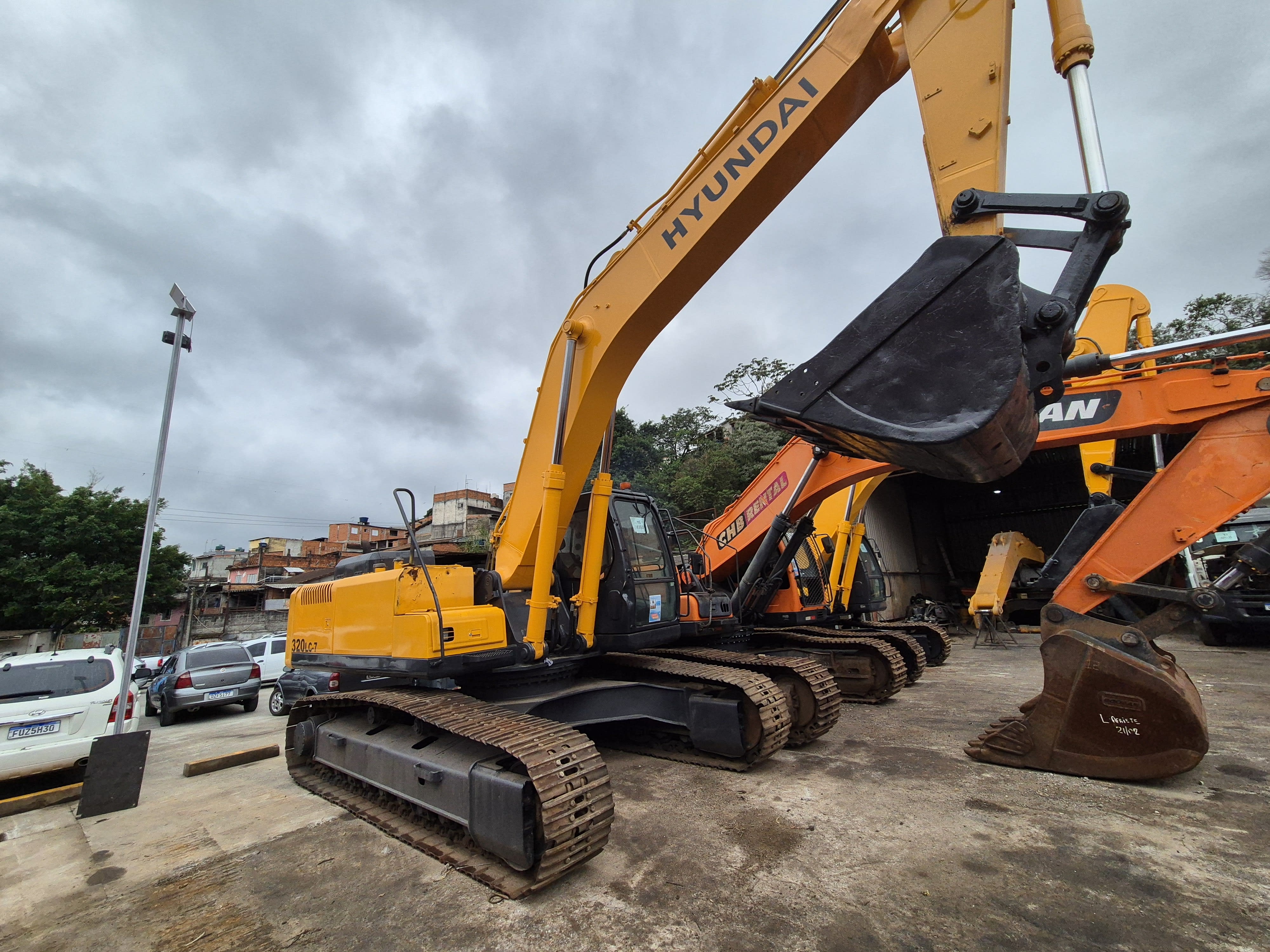 Escavadeira Hyundai R320LC-7 2012 - foto 1 de 4