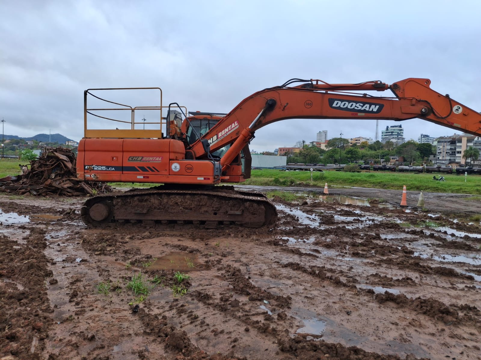 ESCAVADEIRA PARA SUCATAS Doosan DX 225 LC 2008 - foto 1 de 4