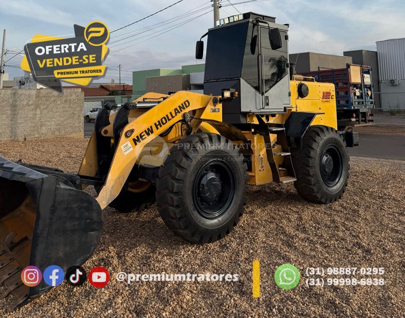 Pá Carregadeira New Holland 12C  2013 - foto 1 de 11
