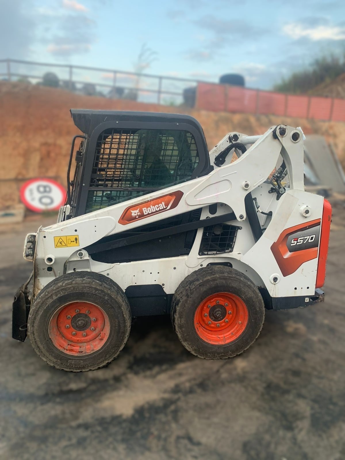 Mini Carregadeira Bobcat S570 2024 - foto 1 de 6