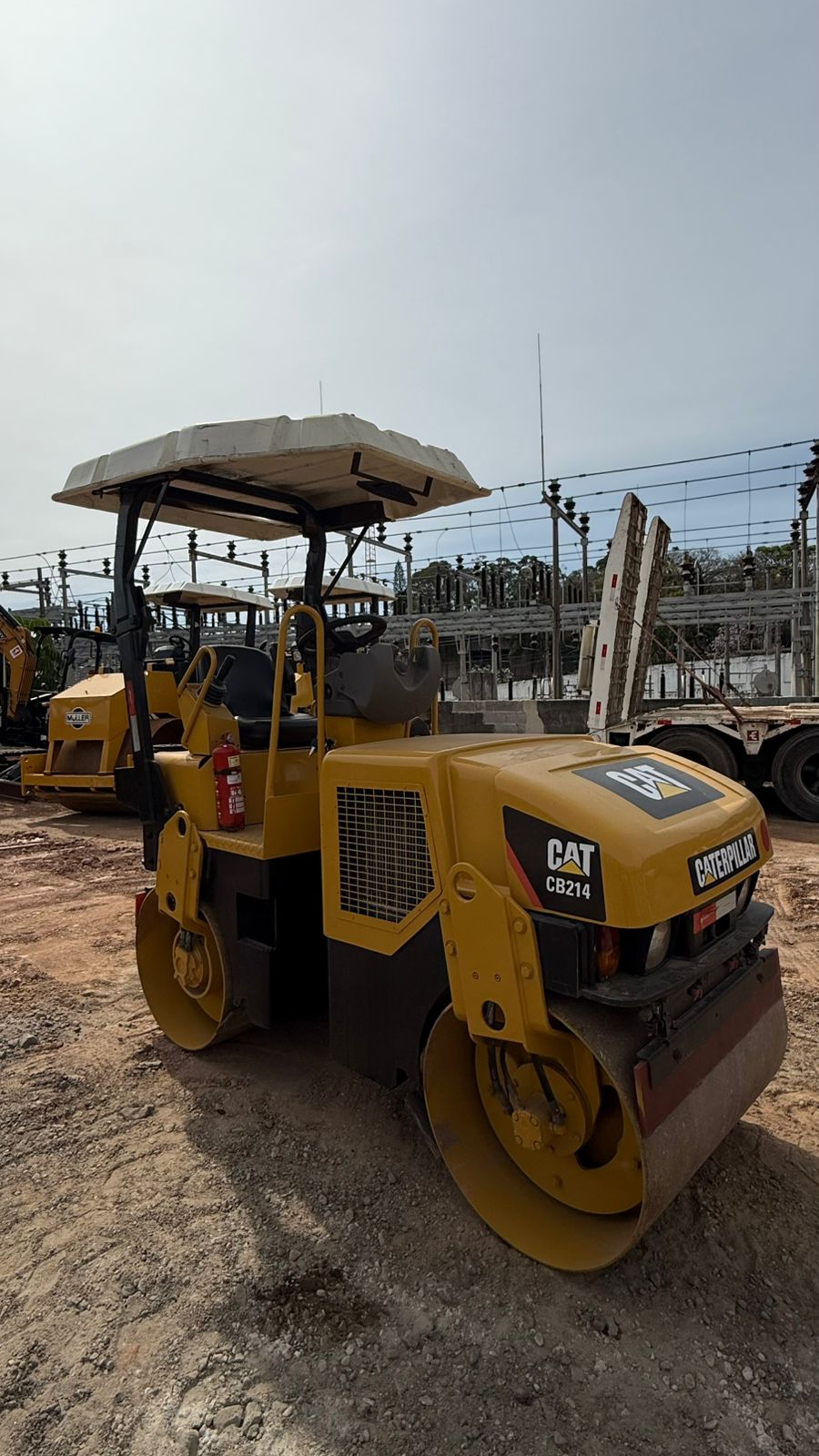 Rolo compactador Caterpillar CB214 2006 - foto 1 de 9
