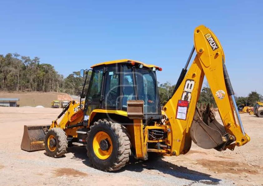Retroescavadeira JCB 3CX 2021 - foto 1 de 4