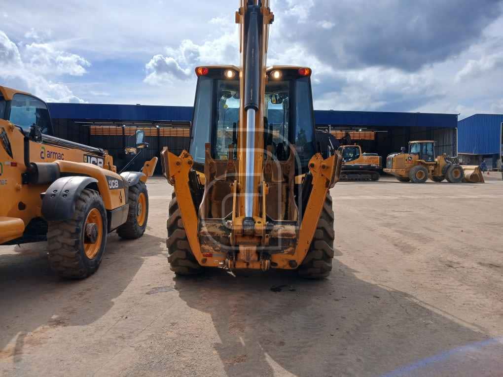 Retroescavadeira JCB 3CX 2022 - foto 1 de 4