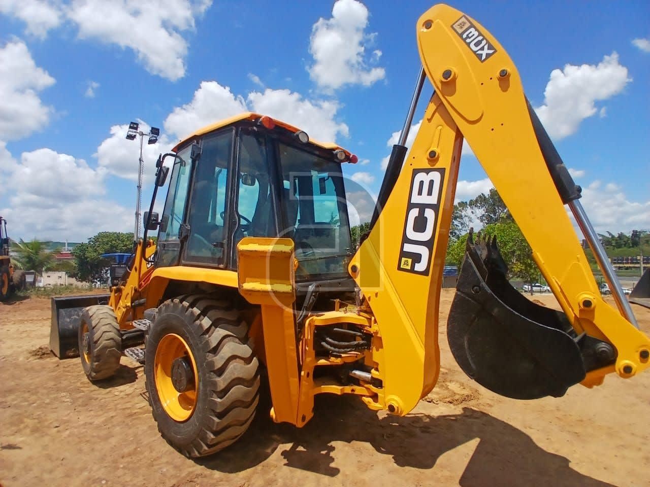 Retroescavadeira JCB 3CX 2021 - foto 1 de 6