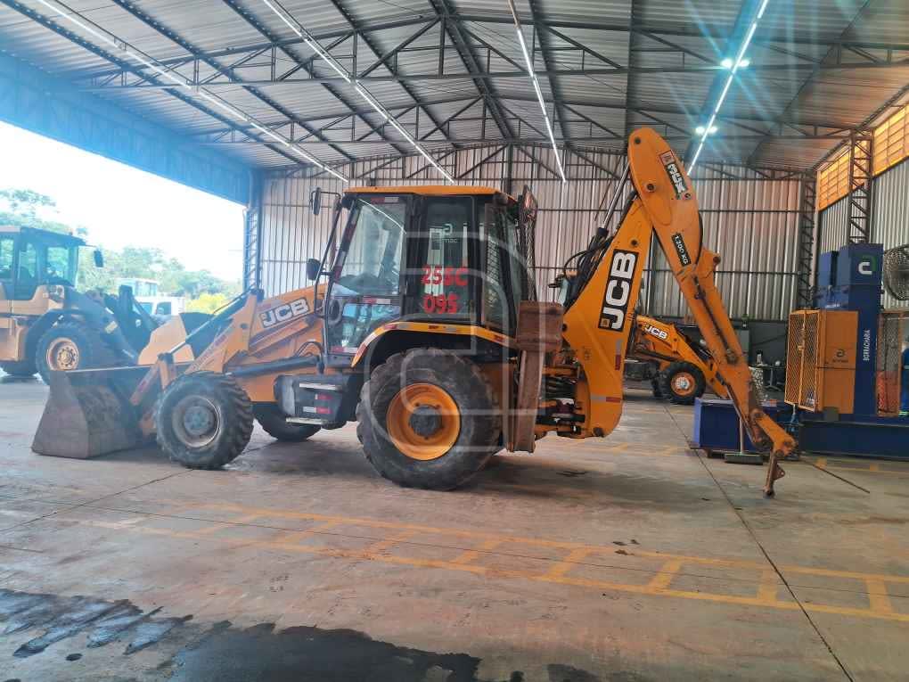 Retroescavadeira JCB 3CX 2022 - foto 1 de 4