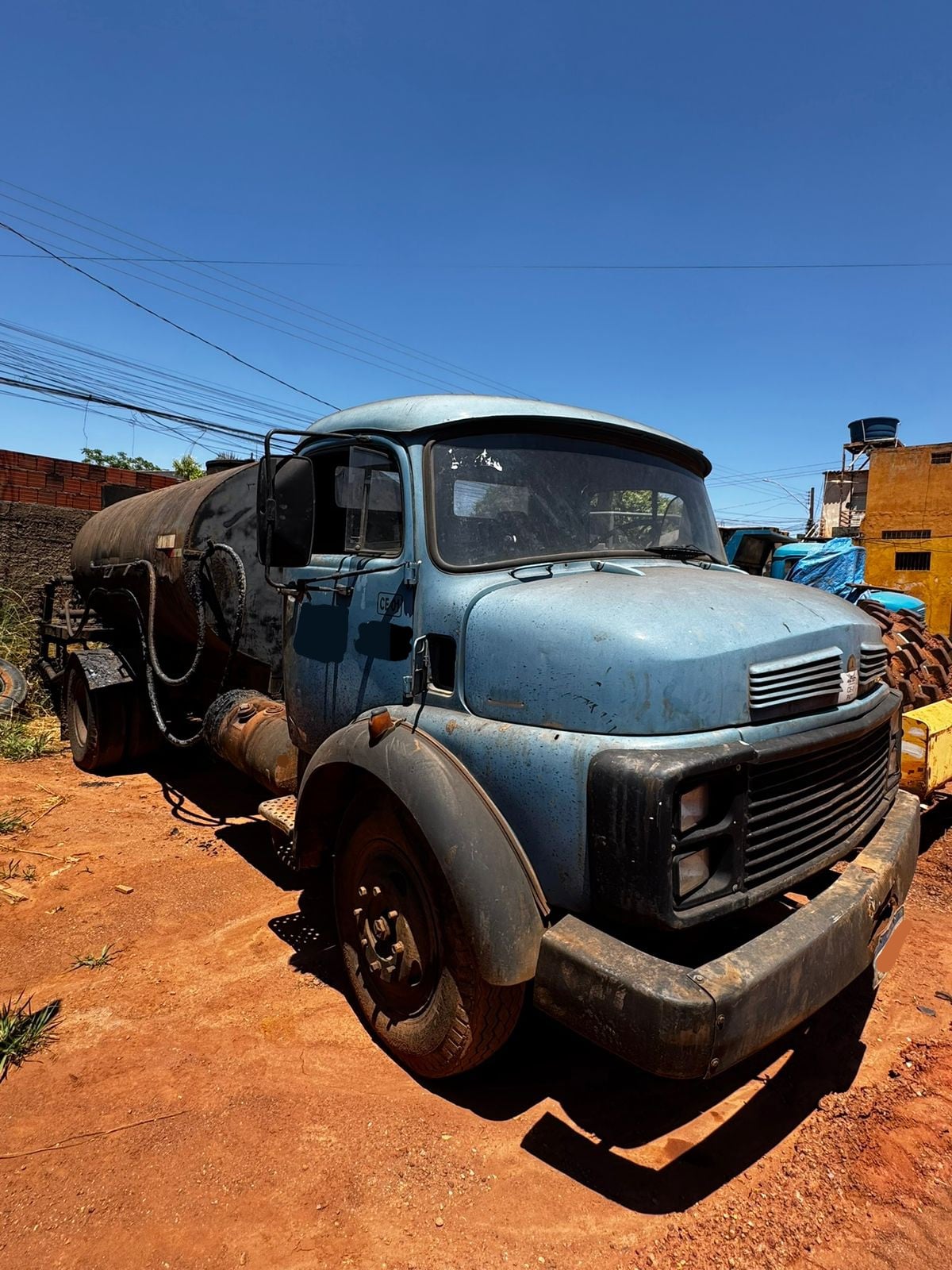 Caminhão espargidor Mercedes Benz L1111 1968 - foto 1 de 6