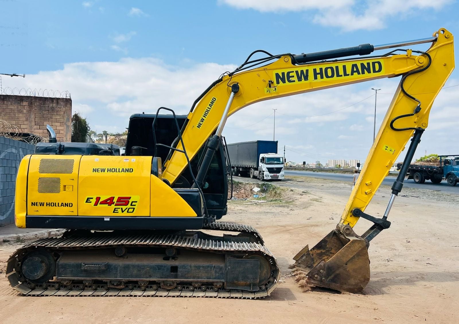 Escavadeira New Holland E145C-EVO 2019 - foto 1 de 8