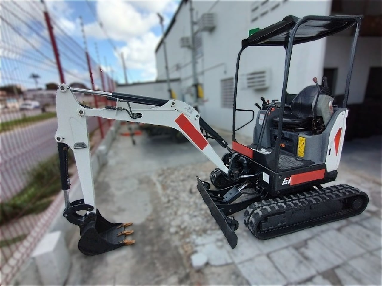 Mini Escavadeira Bobcat E20 2021 - foto 1 de 4