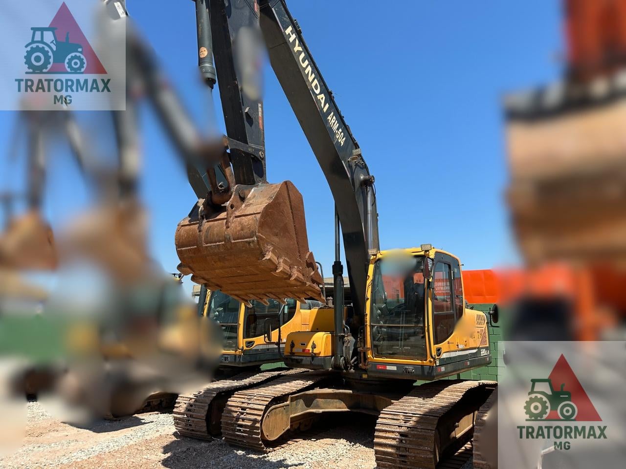 Escavadeira Hyundai R220 2021 - foto 1 de 9