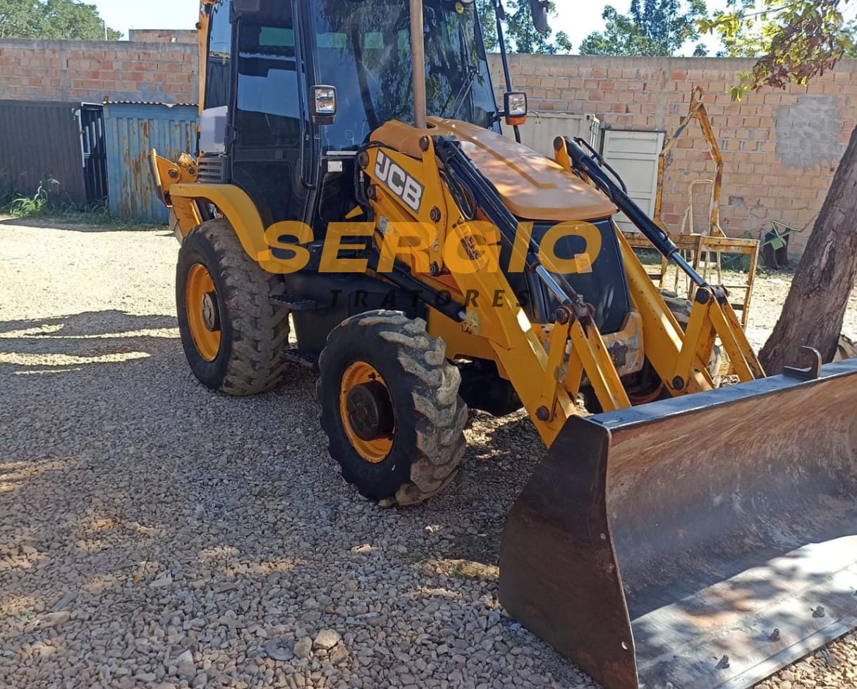 Retroescavadeira JCB 3CX 2018 - foto 1 de 7