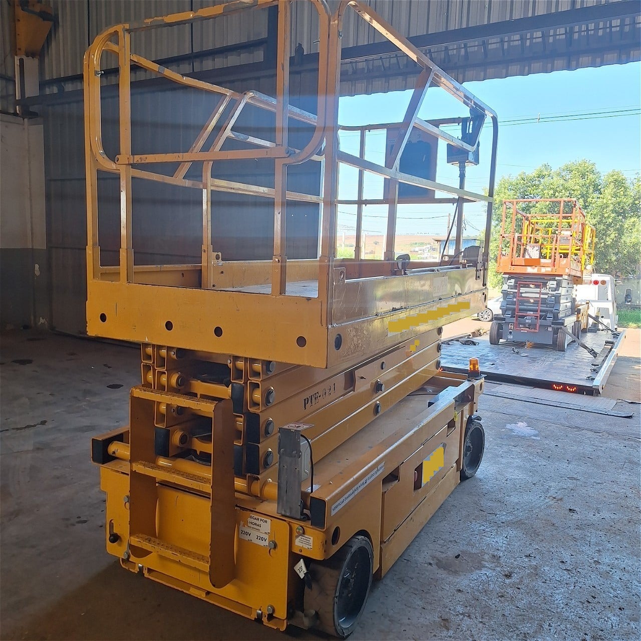 Plataforma elevatória Haulotte Compact 12 2019 - foto 1 de 4