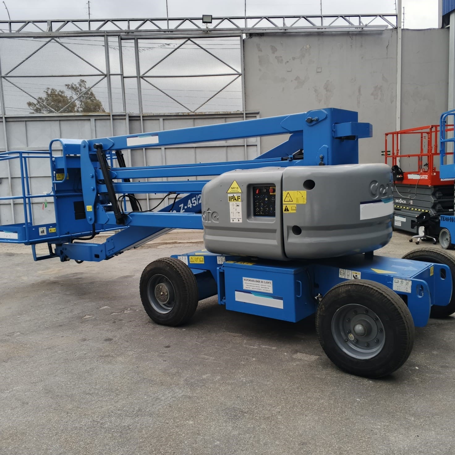 Plataforma elevatória Genie Z4525DC 2005 - foto 1 de 14