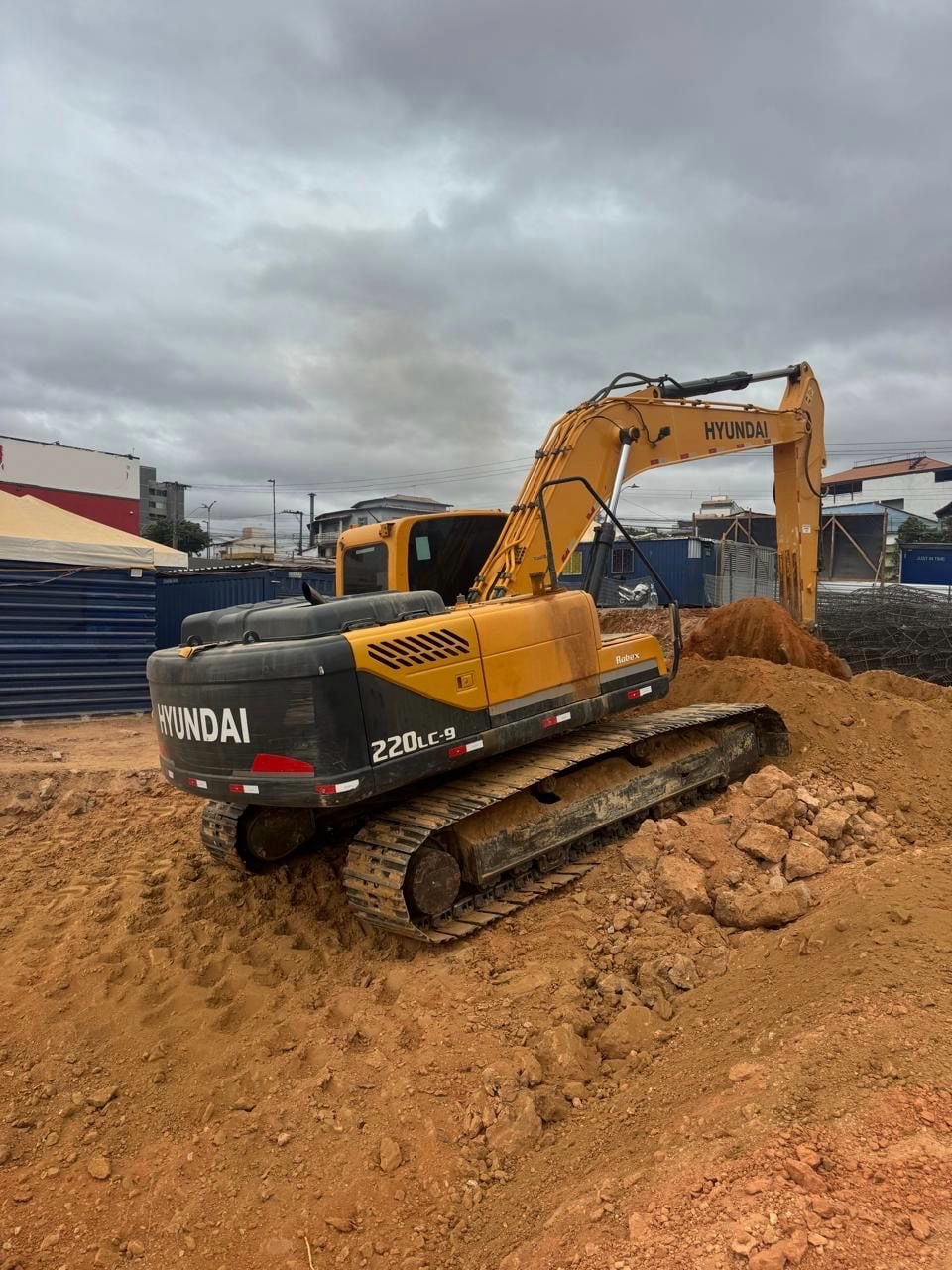 Escavadeira Hyundai R220LC-9S 2014 - foto 1 de 4