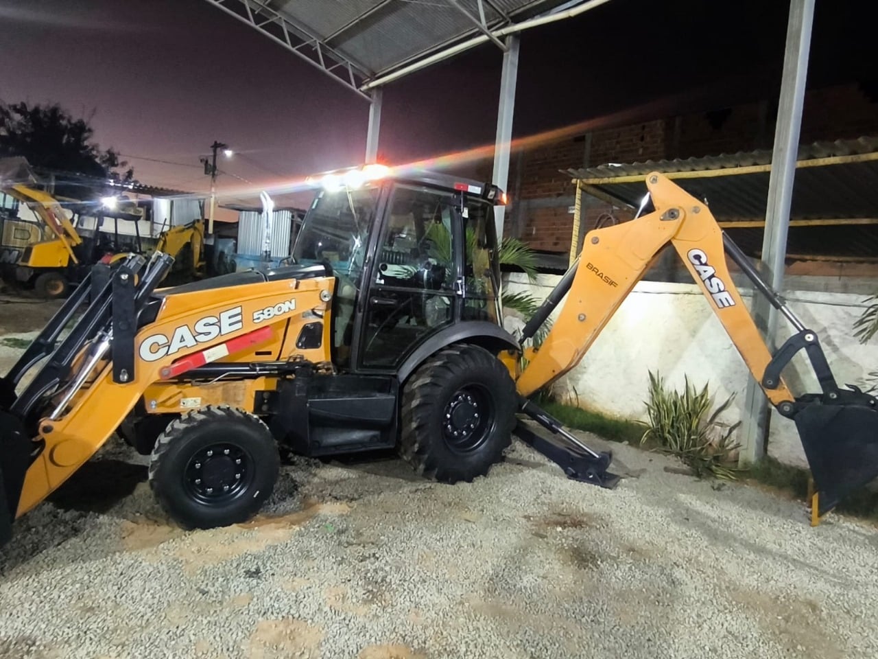 Retroescavadeira Case 580N 2018 - foto 1 de 3