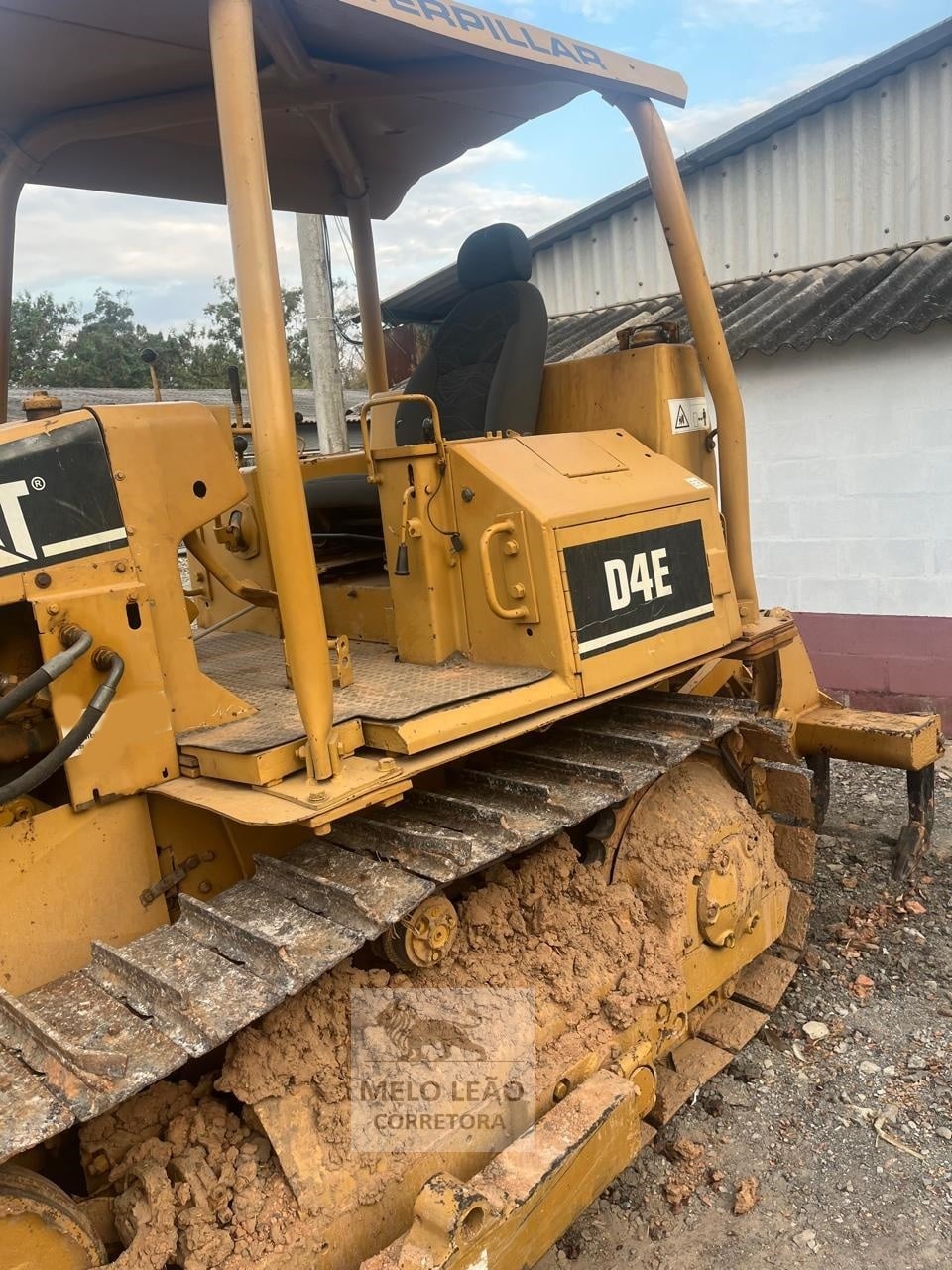 Trator de esteira Caterpillar D4E 1990 - foto 1 de 5