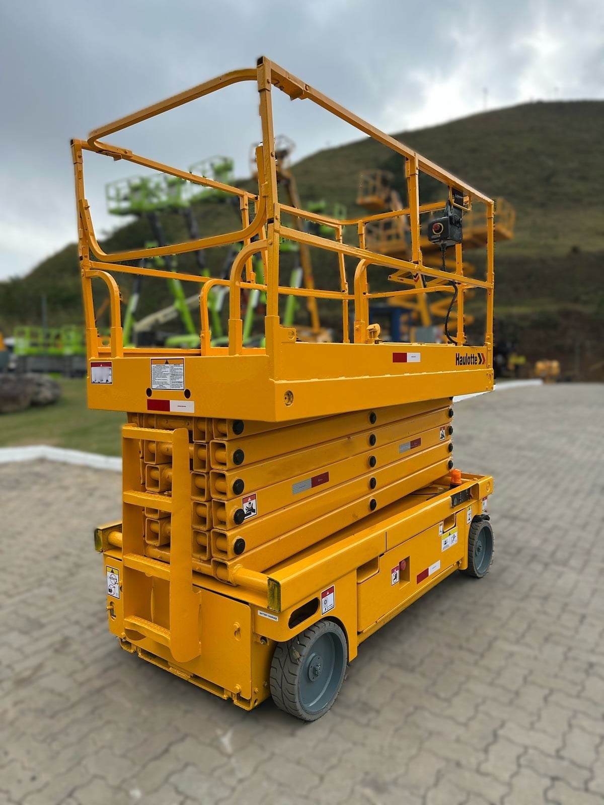 Plataforma Elevatória Tesoura Haulotte Compact 14 2010 - foto 1 de 13