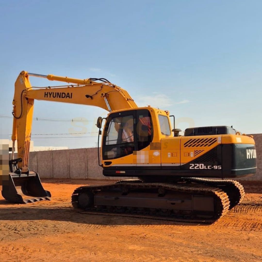 Escavadeira Hyundai R220LC-9S 2013 - foto 1 de 8