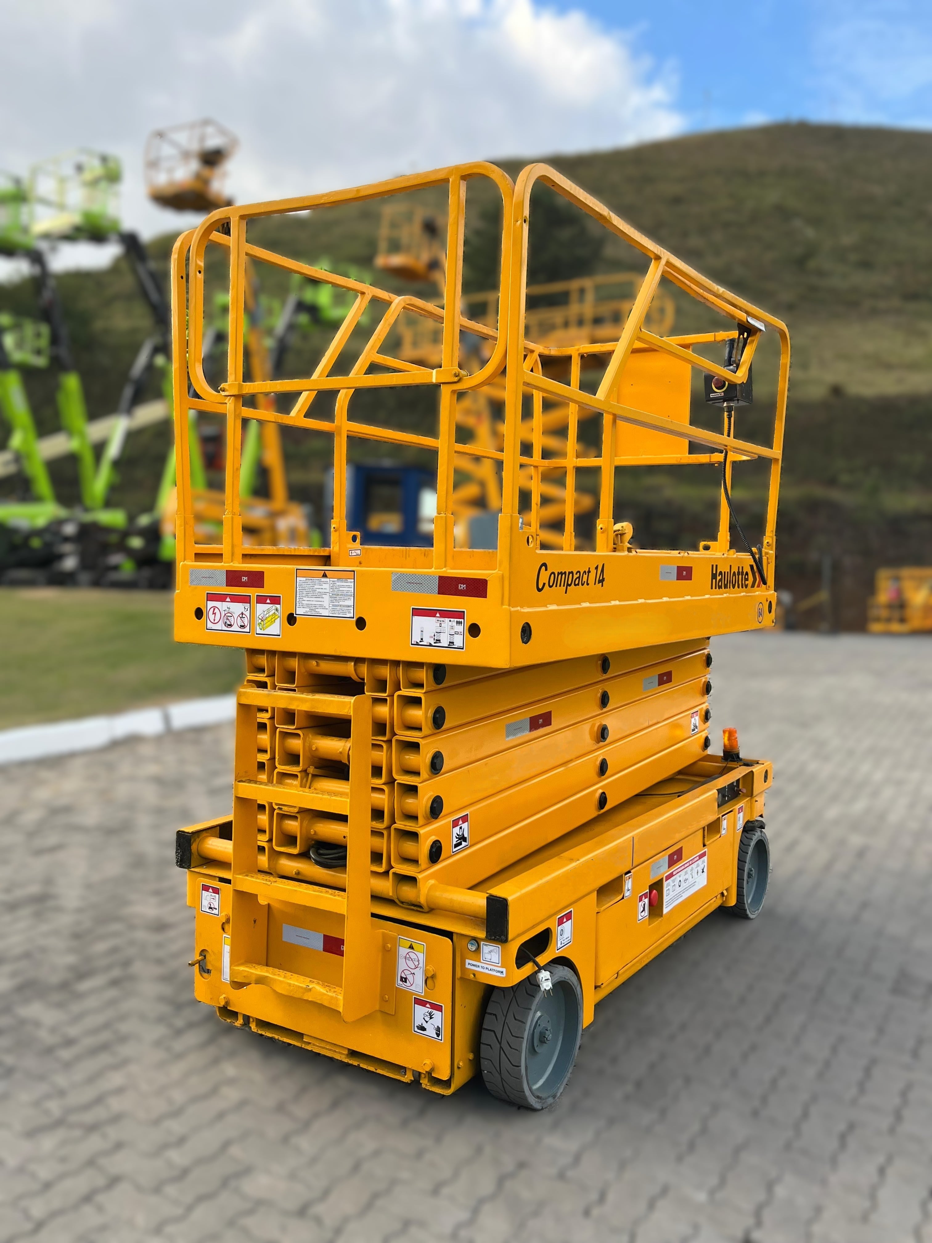 Plataforma Elevatória Tesoura Haulotte Compact 14 2013 - foto 1 de 11