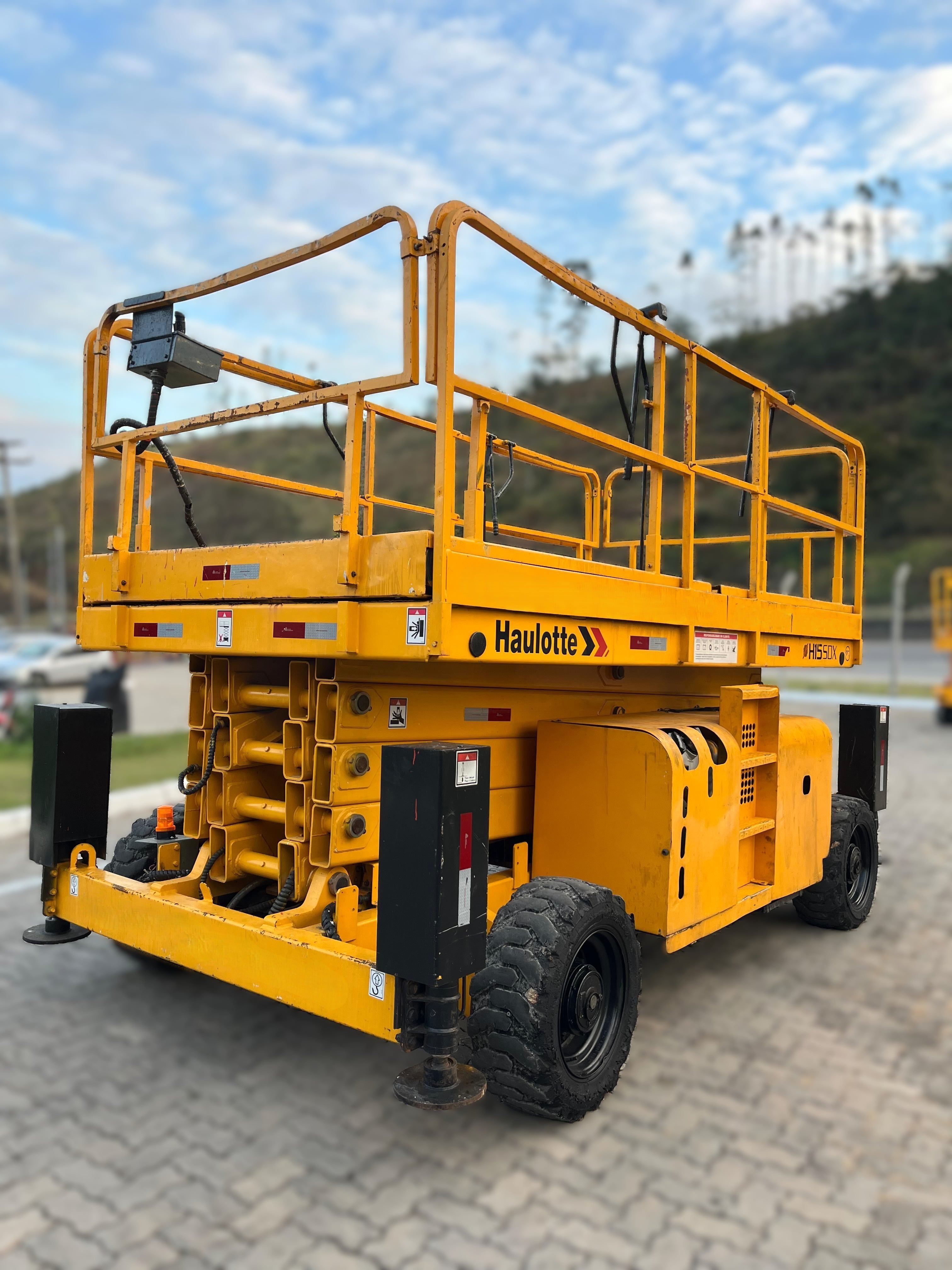 Plataforma Elevatória Tesoura Haulotte H15SDX 2001 - foto 1 de 10