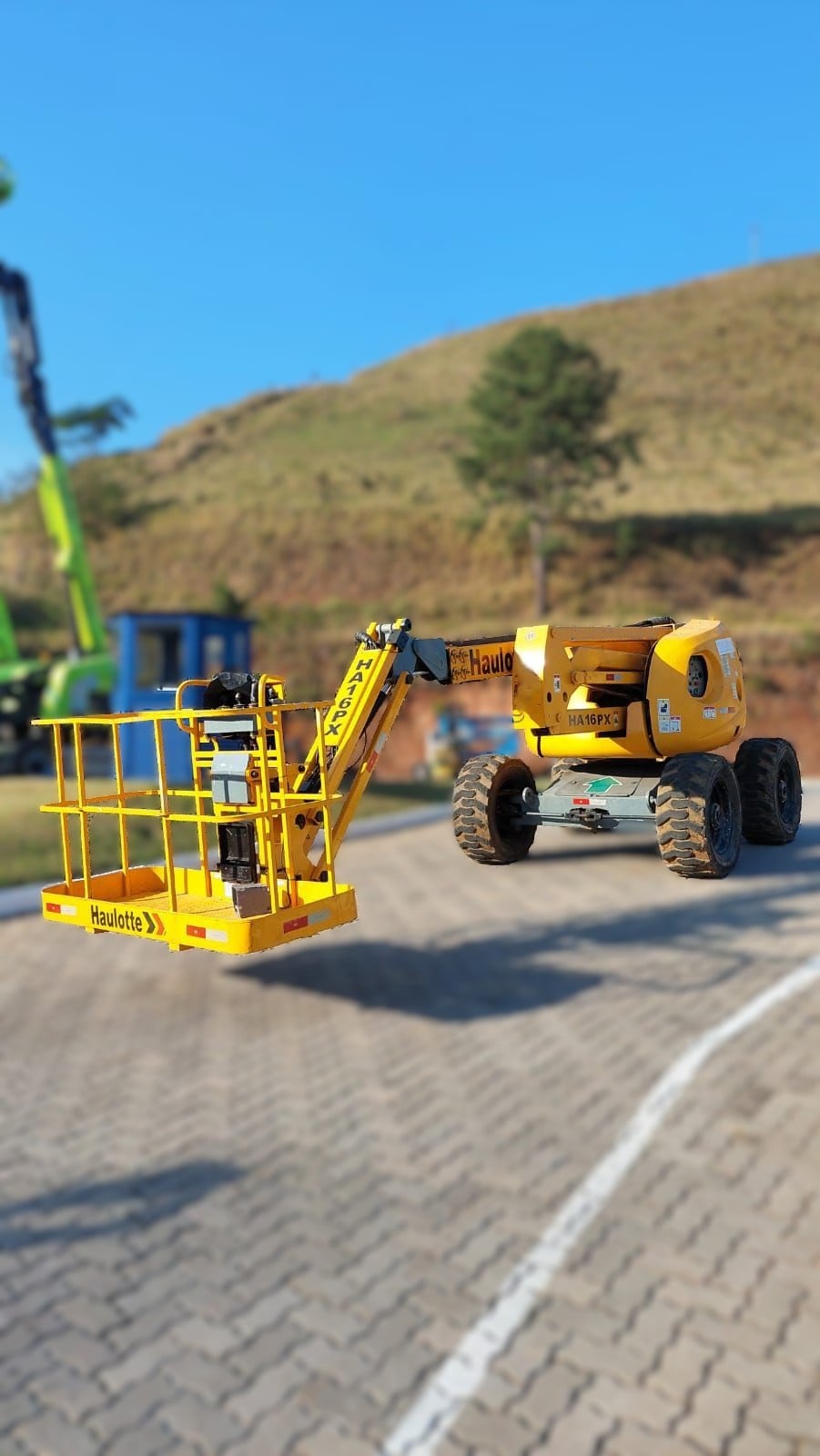 Plataforma Elevatória de Lança Haulotte HA 16 PX 2004 - foto 1 de 10